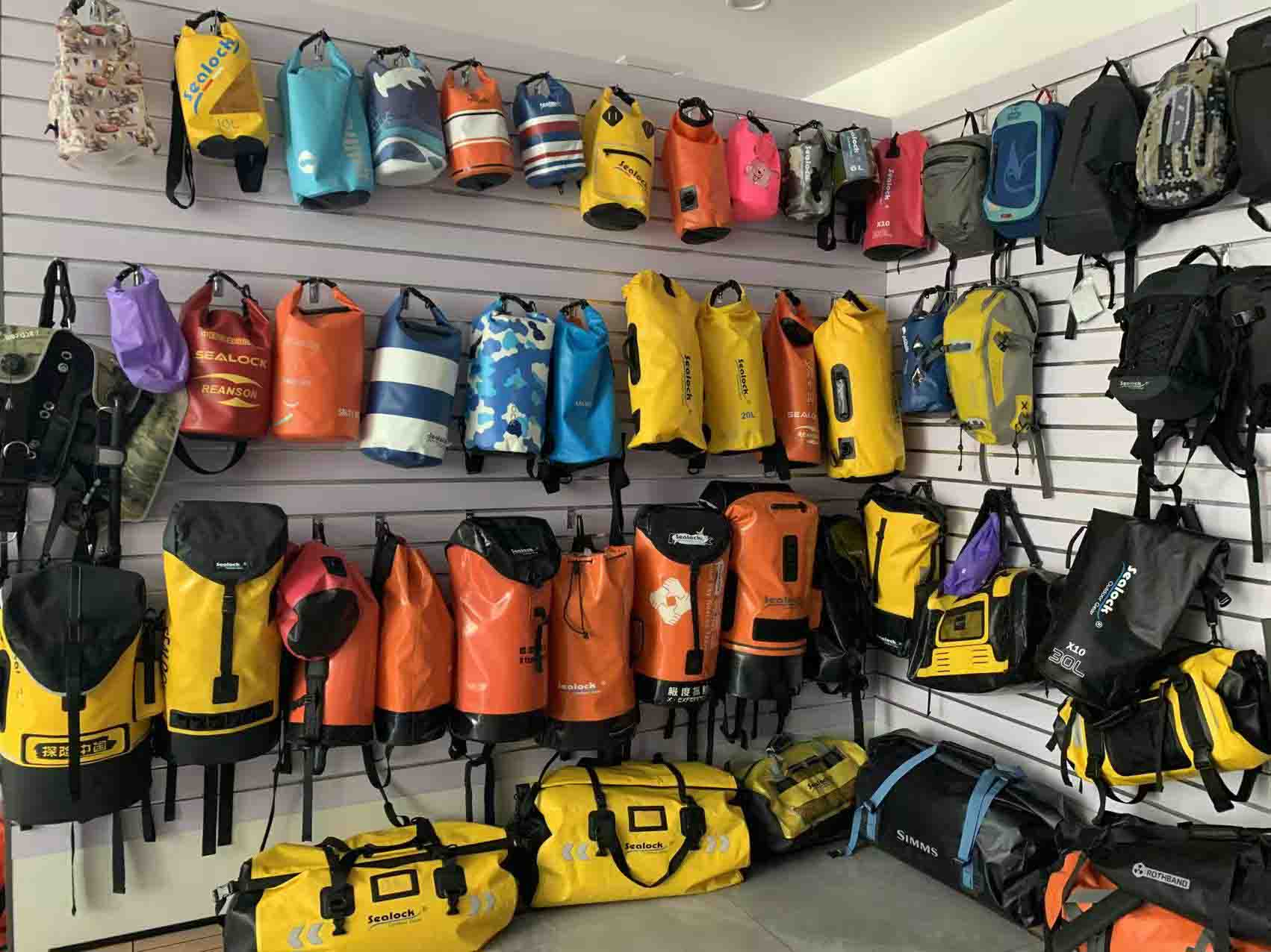 Rafting အတွက် ရေစိုခံအခြောက်အိတ်- ရေဖြူကာကွယ်ရေးအတွက် မရှိမဖြစ်အင်္ဂါရပ်များ
