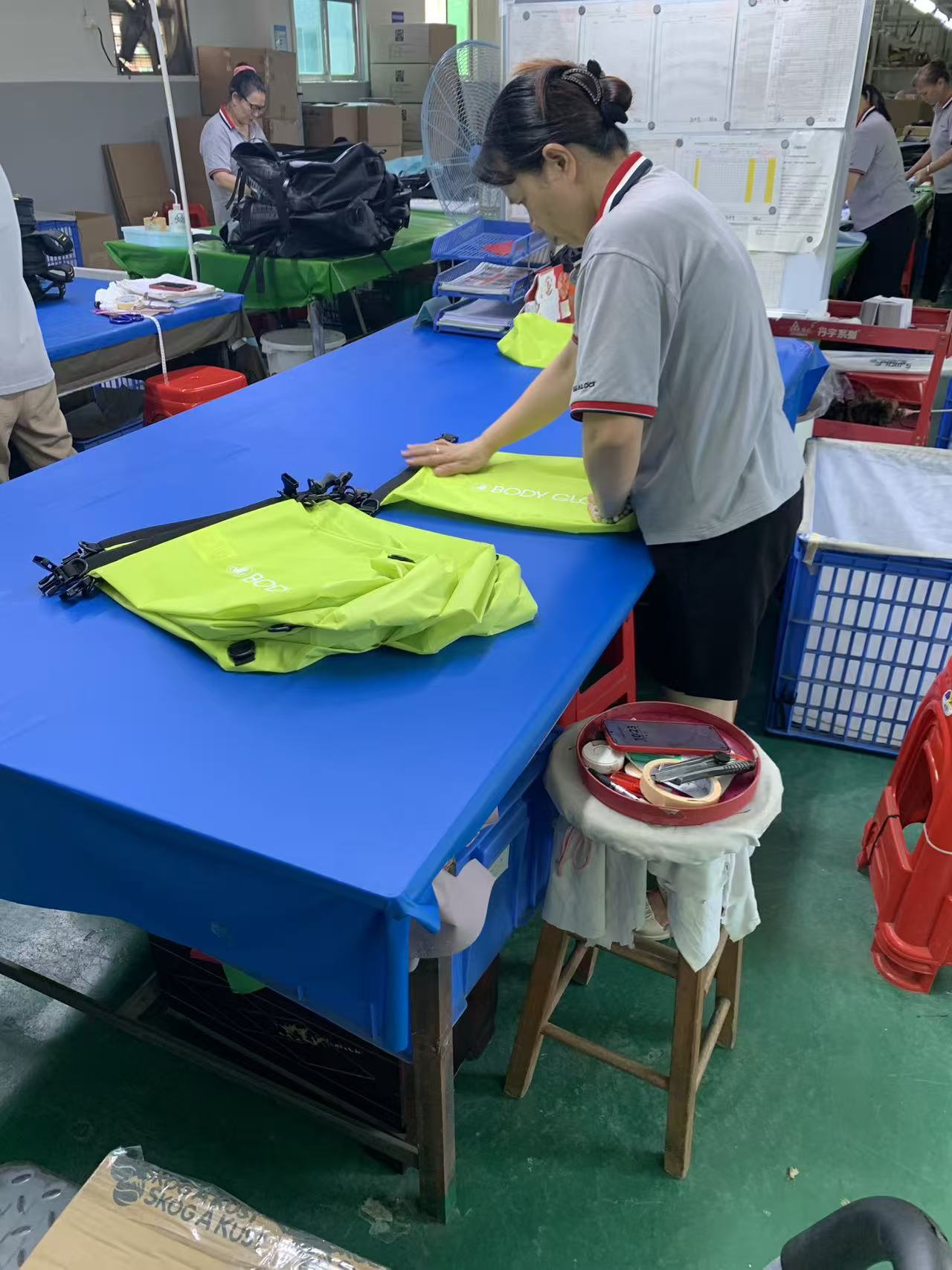 မြင့်မားသောမြင်နိုင်စွမ်းရှိသော Roll-Top Dry Bag Order ကို ချုပ်ပုံ၊ စစ်ဆေးပြီး ထုပ်လုပ်နည်း