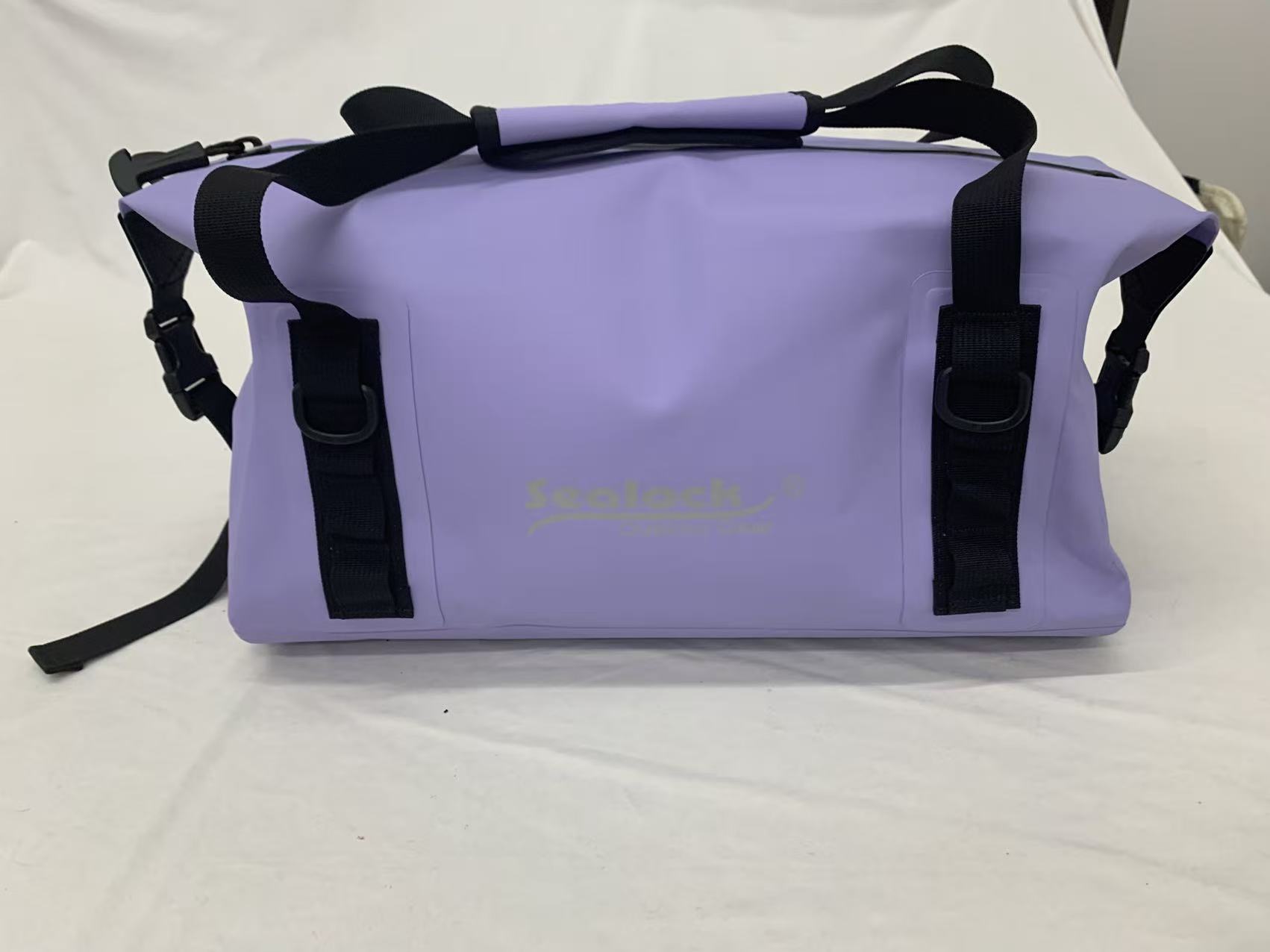 Airtight Zipper (IPX7) ပါသော 20L Waterproof Travel Duffel Bag