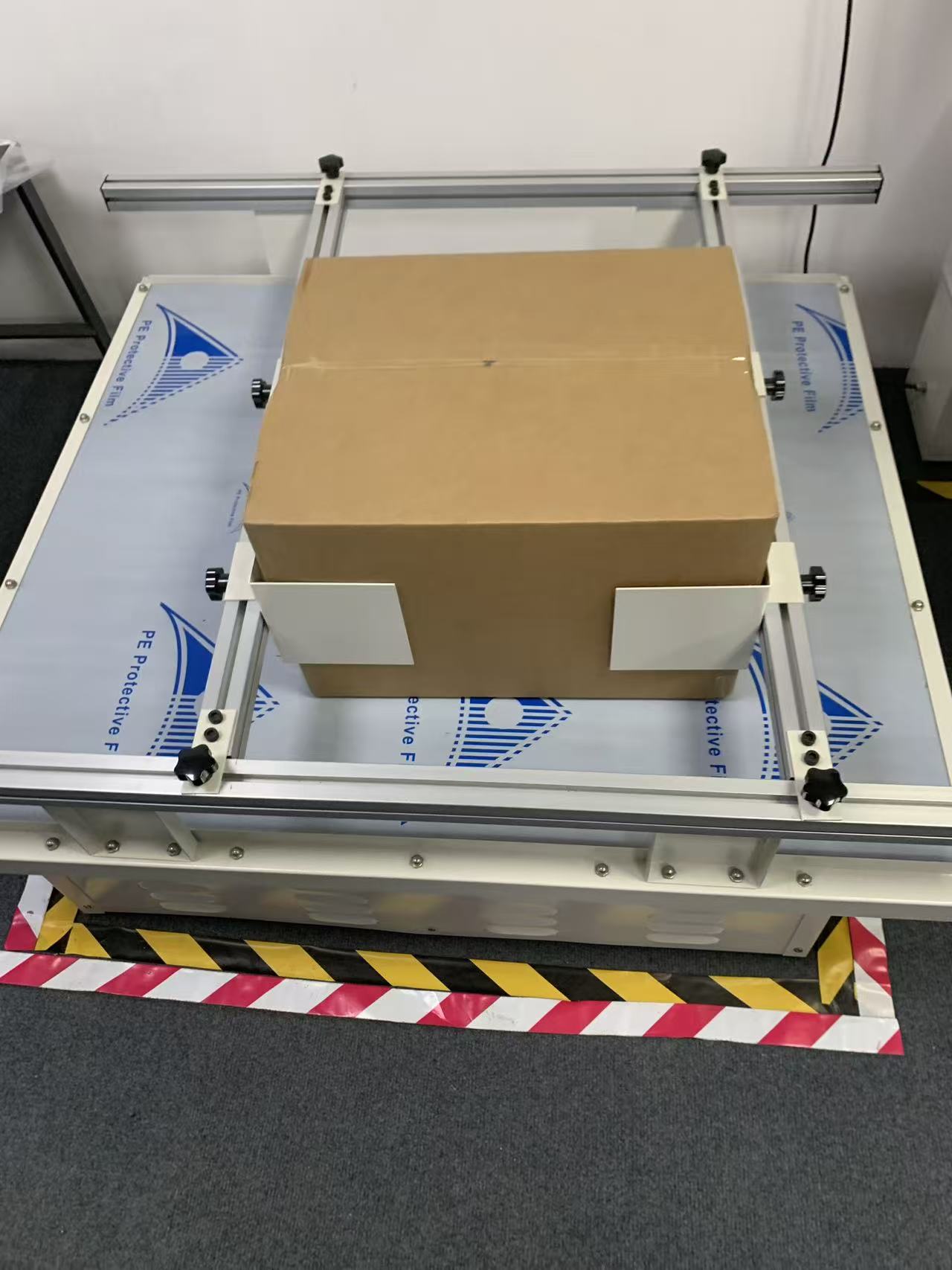 Transportation vibration testing equipment simulating shipping conditions for waterproof bags